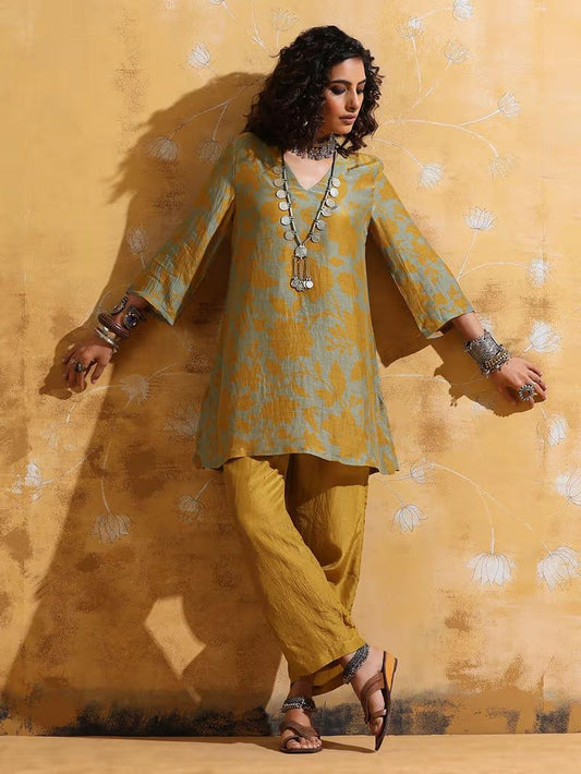 Women Floral Printed Kurta with Trousers