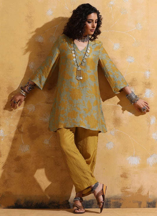 Women Floral Printed Kurta with Trousers